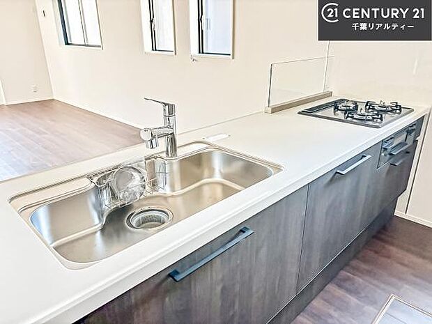 ワイドなシンクですね！水が跳ねにくく洗物がしやすい家事が楽々仕様のシステムキッチンです！デザイン性と機能性を兼ねたキッチンで清潔感がありますね！