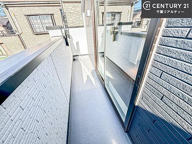 陽当たり良好なバルコニーです！晴れた日には青い空を見渡せる開放的な時間を楽しめます。