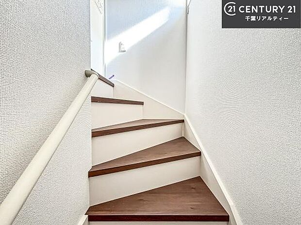 階段は明るく手摺りもついています。お子様やご年配の方も安心してご利用頂けますね。