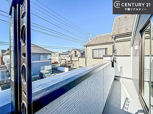 晴れた日には青い空を見渡せる開放的な時間を楽しめます。気持ちの良い風が通り抜ける街並みです！