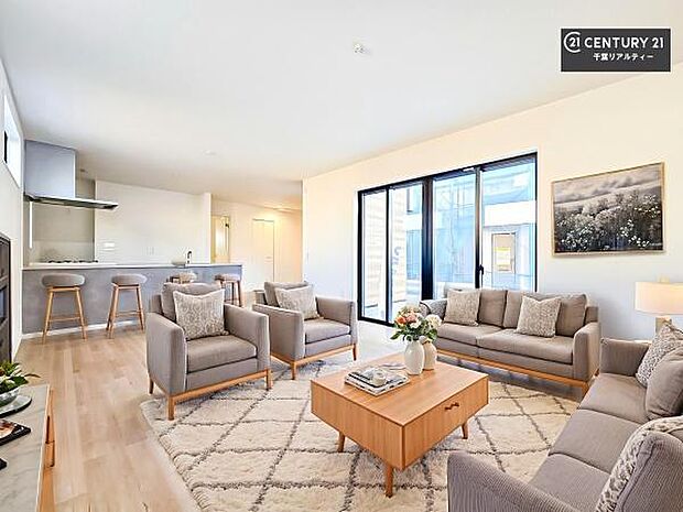 家具はCGパースです。開放感のある広々LDK！ソファーやダイニングテーブルを置いても窮屈にならないので快適に過ごせます！コミュニケーションが取りやすいリビングです！