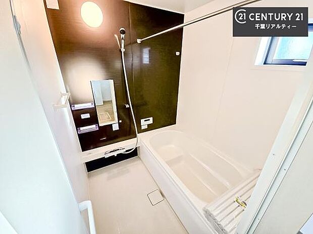 落ち着きある大人の雰囲気のバスルームは、味が出ていてバスタイムが充実！お仕事頑張っているご褒美にお好みの匂いの入浴剤を入れて、楽しんでみてはいかがでしょうか？【現地販売開催中！】