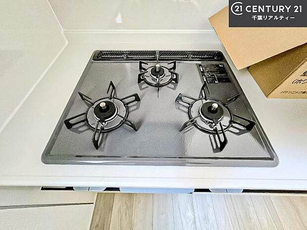 コンロは三口あるのでお料理の同時進行ができます。もちろんグリル付きです。調理スペースも広々している為作業がしやすい！使い勝手が良いシステムキッチンです！