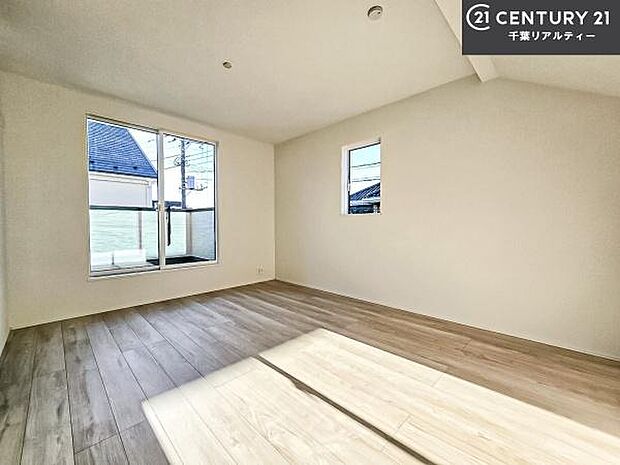 バルコニーに面している洋室です。明るく温もりがあり、換気もしっかりできます！朝起きて、外に出て背伸びをしつつ深呼吸をし良い朝を迎え入れることができます。