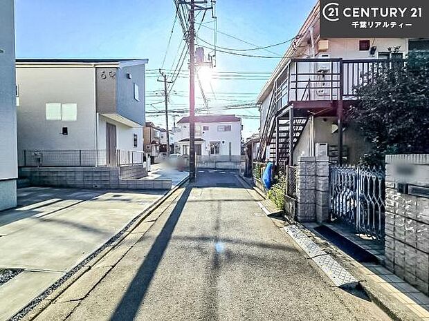 前面道路は4ｍ！陽当り良好な立地です。車庫入れが苦手な方も安心ですね。