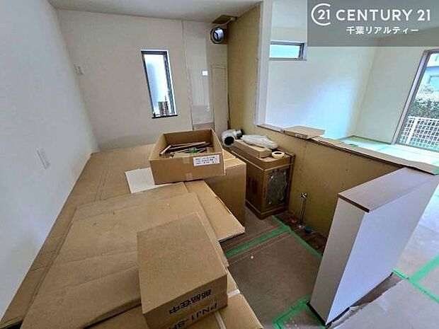 キッチンは現在施工中につき、完成まで今しばらくお待ちください。完成後の仕上がりをぜひお楽しみに。