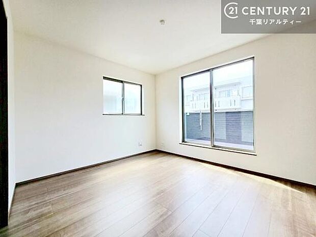 優しい光が差し込む洋室は、朝の目覚めも気持ちが良さそうですね。おうち時間もゆったりと過ごすことができます。優しい色合いのフローリングがどんな家具にもマッチします！