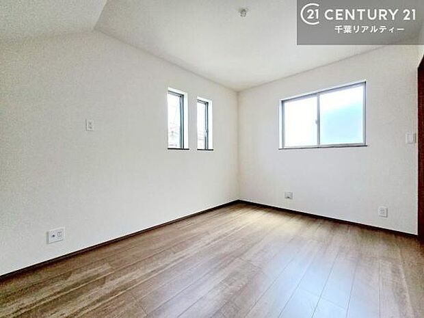 掃き出し窓がないお部屋は、お子様のお部屋としても安心です！収納スペースも充実しているので散らかったお部屋をサッと片付けられます！