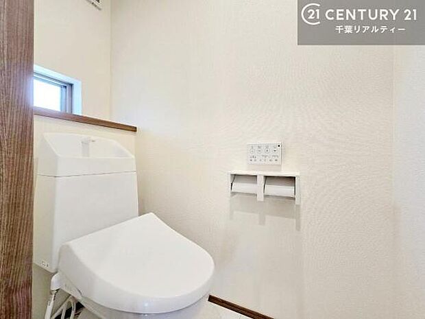 温水洗浄便座につき、冬場は便座が暖かくできるので冷たい便座に座らずに済む嬉しい仕様です！シンプルなカラーを基調としているので、お手入れがしやすいです。