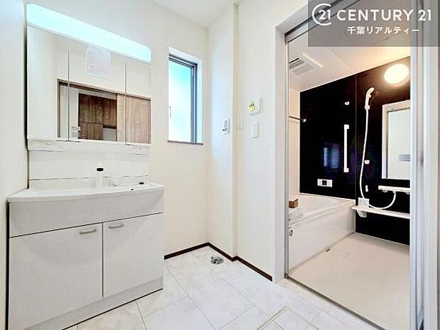 小窓付きの明るい洗面室です！湿気もすぐに入れ替えができて清潔に保つことができます！自然光が差し込むのでお化粧の仕上がりも良くなりますね！