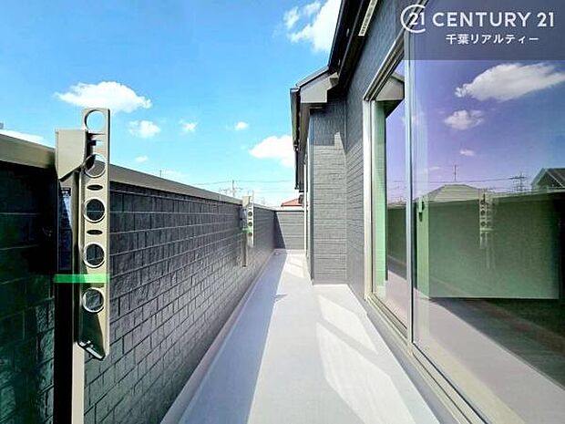 2部屋から出入りできる、開放感のある広々バルコニー。毎日の洗濯やちょっとした外時間にも便利です！