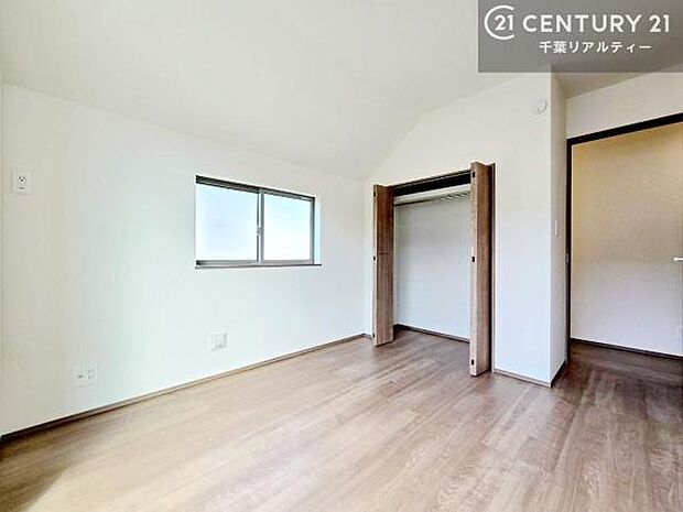 収納スペースがついています！居室をスッキリ整頓する事ができますね。家具を選ばないシンプルなデザインの為、家具を選ばずお気に入りの空間作りができそうですね。