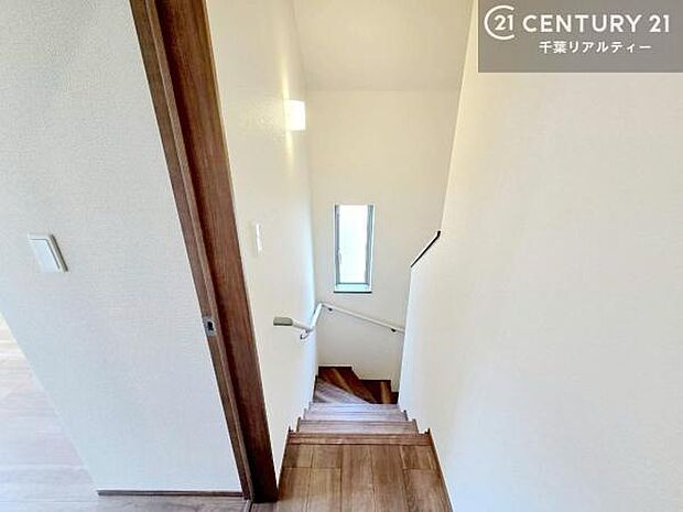 階段は明るく手摺りもついています！お子様やご年配の方も安心してご利用頂けますね！