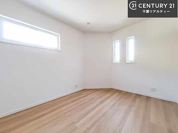 掃き出し窓がないお部屋は、お子様のお部屋としても安心です！収納スペースも充実しているので散らかったお部屋をサッと片付けられます！