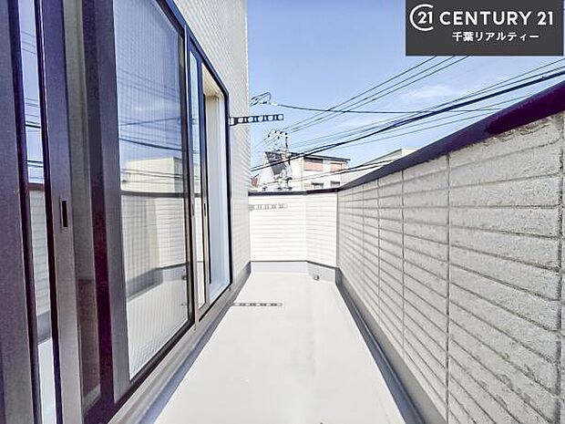 陽当たり良好なバルコニーです！晴れた日には青い空を見渡せる開放的な時間を楽しめます。たくさんのお洗濯物もいっぺんに干すことができます！