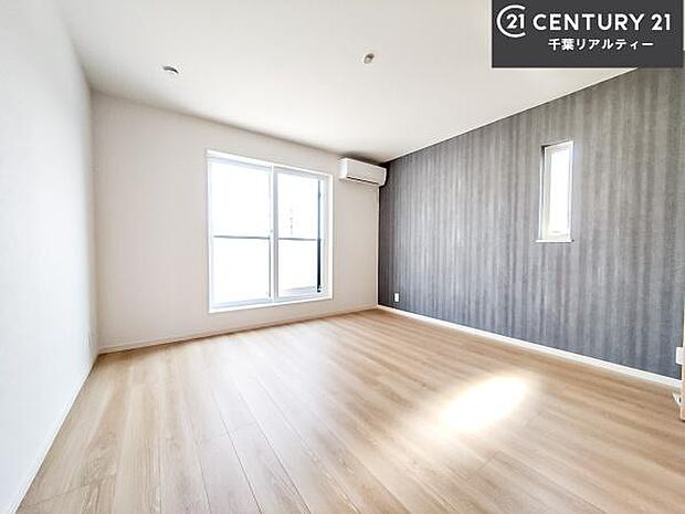 バルコニーに面している洋室です。明るく温もりがあり、換気もしっかりできます！朝起きて、外に出て背伸びをしつつ深呼吸をし良い朝を迎え入れることが出来そうですね！