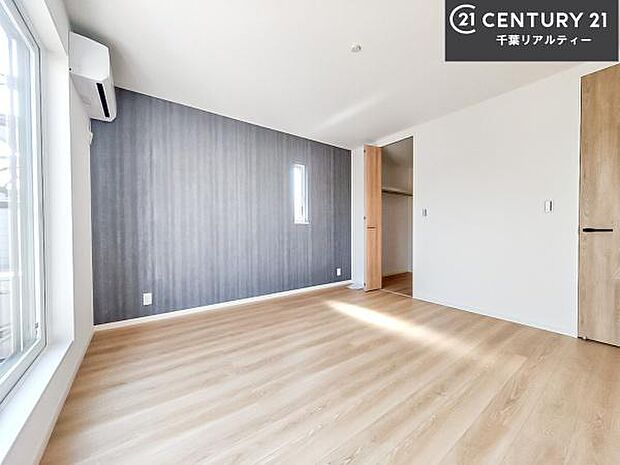 収納スペースがついています！居室をスッキリ整頓する事ができますね。家具を選ばないシンプルなデザインの為、家具を選ばずお気に入りの空間作りができそうですね。