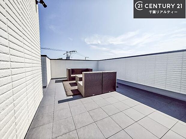 落ち着きある住宅街です！周囲には高い建物がなく、空が広く開放感があり、陽当たりを大きく遮られることもありません！気持ちの良い風が通り抜ける街並みです！