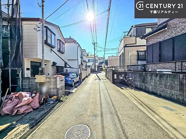 前面道路は4ｍ！陽当り良好な立地です。車庫入れが苦手な方も安心ですね。