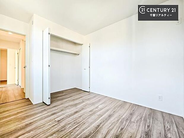 収納スペースを完備しており、衣類やおもちゃ、学用品などをすっきり整理できます。お部屋を広く使えるため、快適で整った住空間を実現します。