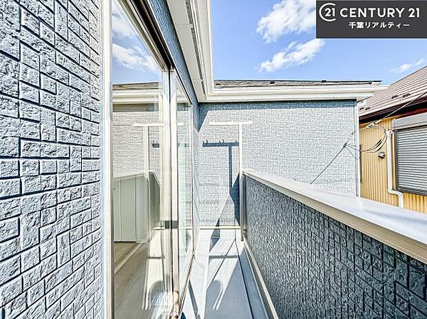 陽当たり良好なバルコニーです！晴れた日には青い空を見渡せる開放的な時間を楽しめます。たくさんのお洗濯物もいっぺんに干すことができます！