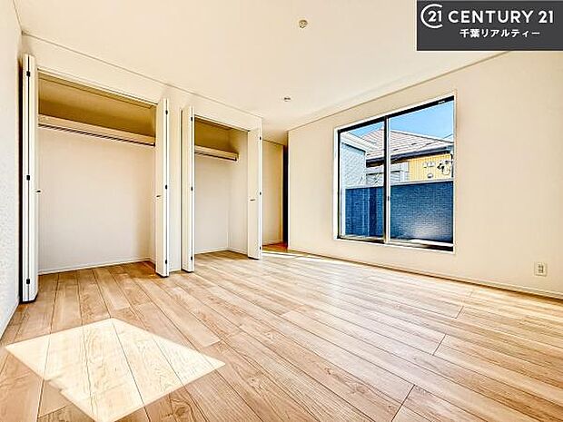 バルコニーに面している洋室です。明るく温もりがあり、換気もしっかりできます！朝起きて、外に出て背伸びをしつつ深呼吸をし良い朝を迎え入れることができます。