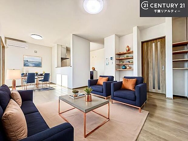 家具はCGパースです。開放感のある広々LDK！ソファーやダイニングテーブルを置いても窮屈にならないので快適に過ごせます！