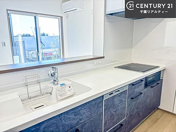 大人気の対面式システムキッチンを採用しています！ご家族のコミュニケーションが自然と増える設計です。お子様にも目が届くので嬉しいですね。収納力もあります！