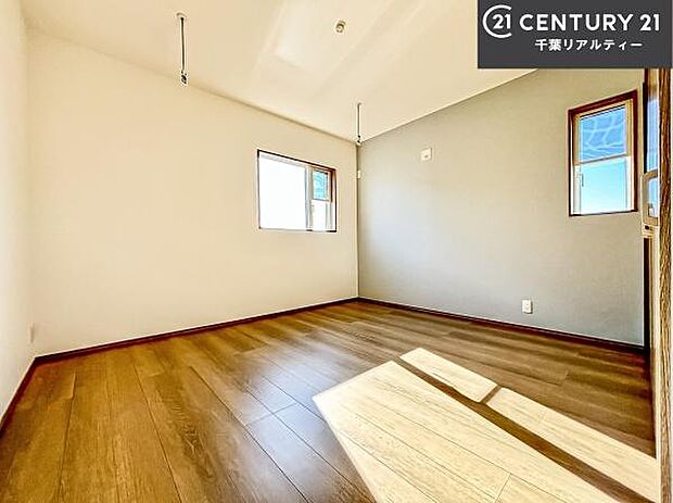 優しい光が差し込む洋室は、朝の目覚めも気持ちが良さそうですね。おうち時間もゆったりと過ごすことができます。優しい色合いのフローリングがどんな家具にもマッチします！