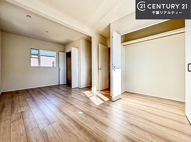 優しい光が差し込む洋室は、朝の目覚めも気持ちが良さそうですね。おうち時間もゆったりと過ごすことができます。優しい色合いのフローリングがどんな家具にもマッチします！