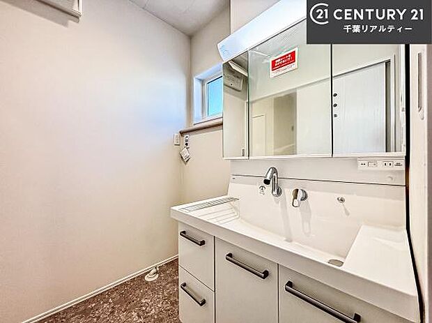 小窓のついた洗面所は、光と風が入りやすく、いつでも快適にお使いいただけます。三面鏡で使い勝手が良く、鏡裏収納も備えておりますので、日用品やスキンケア用品もすっきり整理できます。