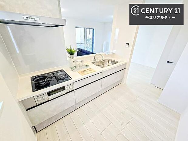 作業がしやすいシステムキッチンです！収納がたくさん付いているので、調理スペースに物を置かなくて済むので、広々使えて、快適に作業ができます！