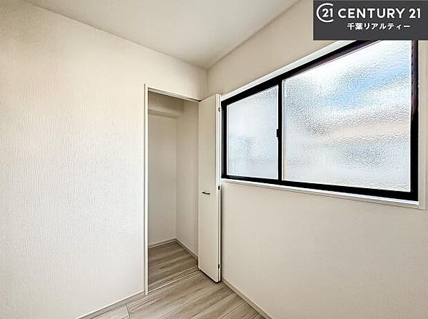 洋室は子供部屋や寝室、色々と用途多彩に利用できますね。収納力もたっぷりなので、広々気持ちよく過ごすことができます。