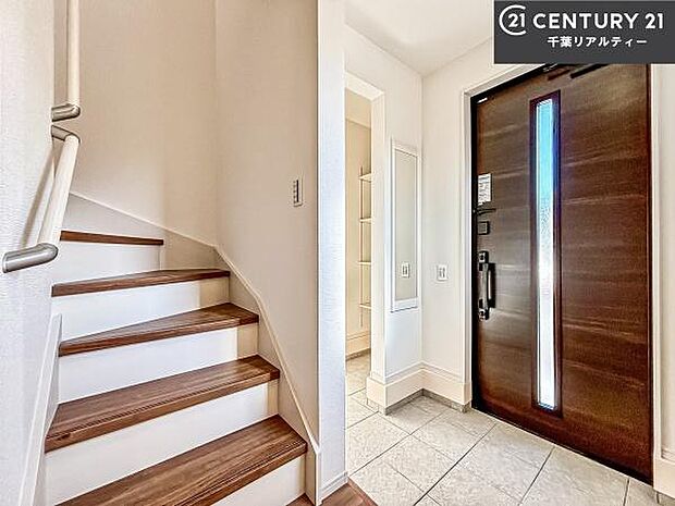 疲れて帰ってきても、ただいま！を言いたくなる、優しく迎え入れてくれる空間になっています。明るく温もり溢れる玄関です！