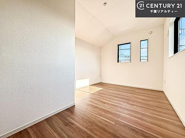 掃き出し窓がないお部屋は、お子様のお部屋としても安心です！収納スペースも充実しているので散らかったお部屋をサッと片付けられます！