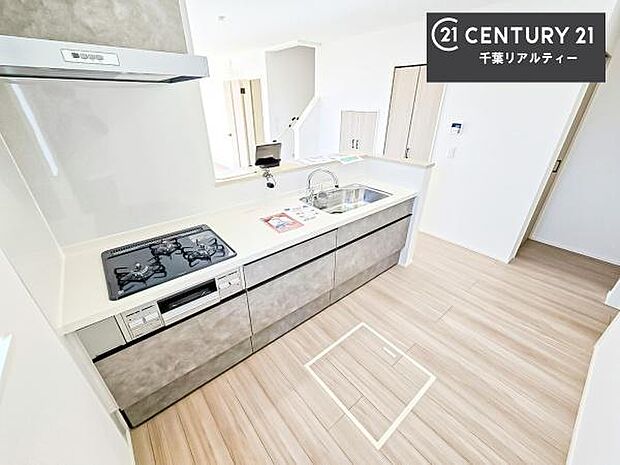 作業がしやすいシステムキッチンです！収納がたくさん付いているので、調理スペースに物を置かなくて済むので、広々使えて、快適に作業ができます！