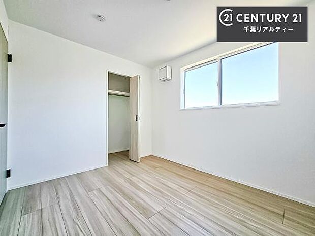 収納スペースがついています！居室をスッキリ整頓する事ができますね。家具を選ばないシンプルなデザインの為、家具を選ばずお気に入りの空間作りができそうですね。