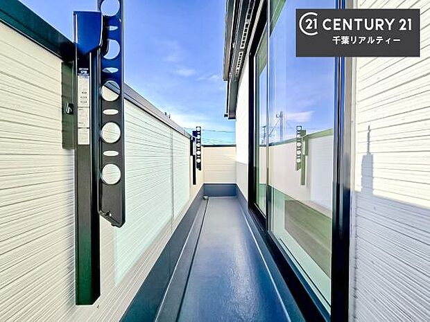 広々としたバルコニーで一日の始まりをスタート！お洗濯ものをたっぷり気持ちよく干せます！