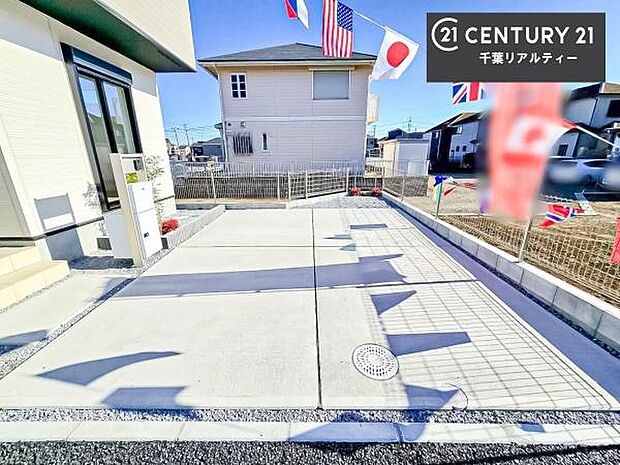 駐車スペースは2台分あります！セカンドカーはもちろん、バイクや自転車なども置き場所に困りません。