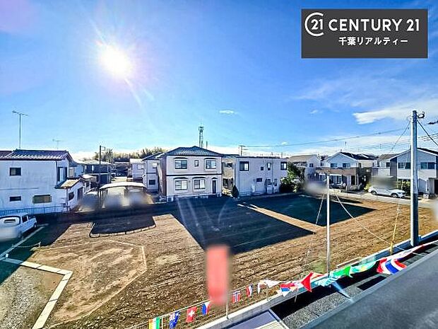 落ち着きある住宅街です！周囲には高い建物がなく、空が広く開放感があり、陽当たりを大きく遮られることもありません！気持ちの良い風が通り抜ける街並みです！