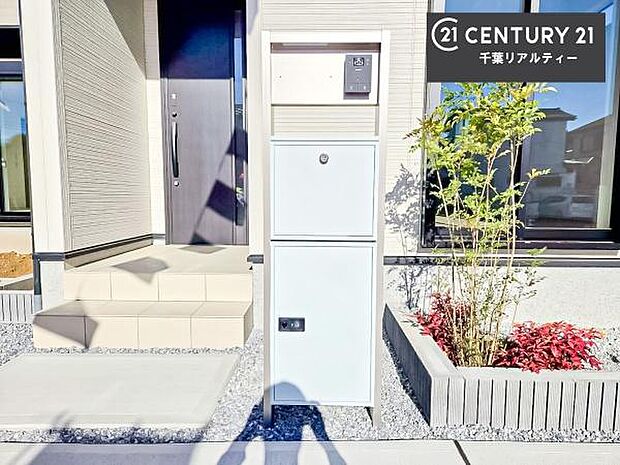 郵便ポスト付きで不在時でも荷物が受け取れてとっても便利！家にいなきゃいけないストレス回避！再配達の手間が省けます！