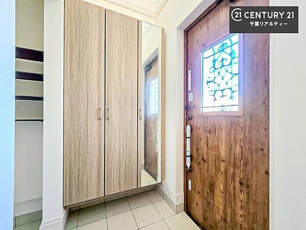 シューズボックス付きなので、玄関が片付きお掃除がしやすいです！スッキリした玄関で戸を開けた瞬間、清潔感のある心地いい空間が出迎えてくれます。