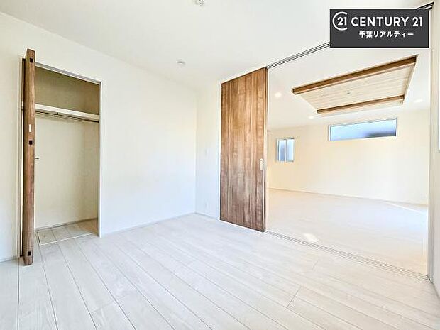 収納スペースがついています！居室をスッキリ整頓する事ができますね。家具を選ばないシンプルなデザインの為、家具を選ばずお気に入りの空間作りができそうですね。