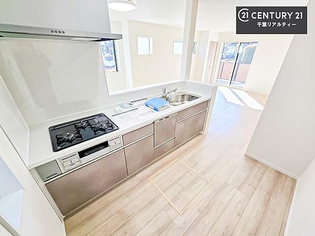 作業がしやすいシステムキッチンです！収納がたくさん付いているので、調理スペースに物を置かなくて済むので、広々使えて、快適に作業ができます！