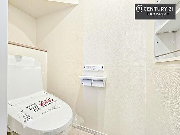 1・2階にトイレがございます！朝の忙しい時間帯も待たずにすみそうですね。白を基調とした清潔感のあるトイレでお手入れがしやすいです！