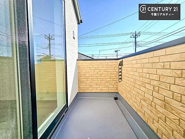 広々としたバルコニーで一日の始まりをスタート！お洗濯ものをたっぷり気持ちよく干せます！