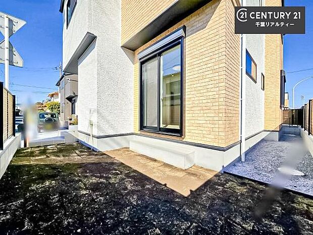 陽当たり良好なお庭です！晴れた日には青い空を見渡せる開放的な時間を楽しめます。