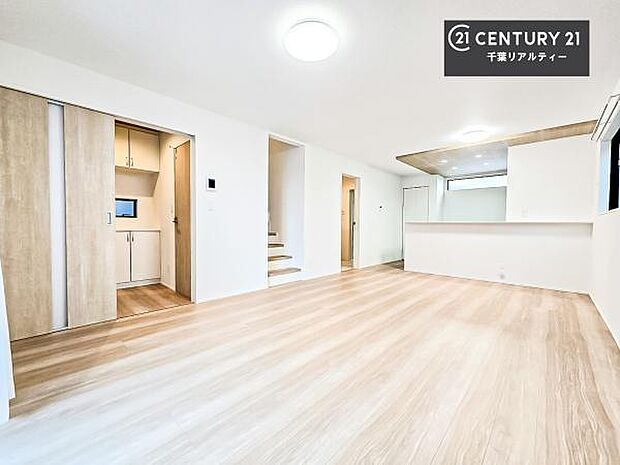 大きな窓からたっぷりの陽ざしが入る明るいリビング。開放感のあるリビングで家族団らんのくつろぎの時間を過ごせます。