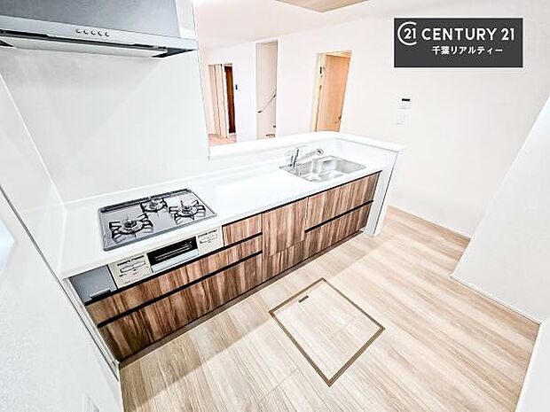 大人気の対面式システムキッチンを採用しています！ご家族のコミュニケーションが自然と増える設計です。お子様にも目が届くので嬉しいですね。広々使えて快適に作業が進みます。