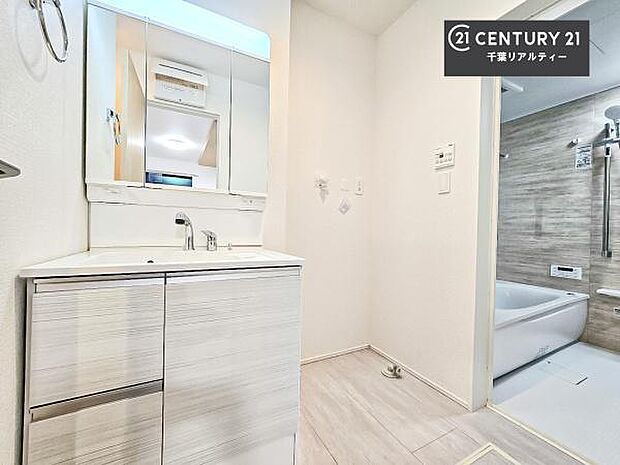 三面鏡仕様の洗面所は、身だしなみがしやすい造り！裏は収納になっています。ドライヤーやお化粧道具を片付けられるので洗面台周りをスッキリと見せることが出来ます！